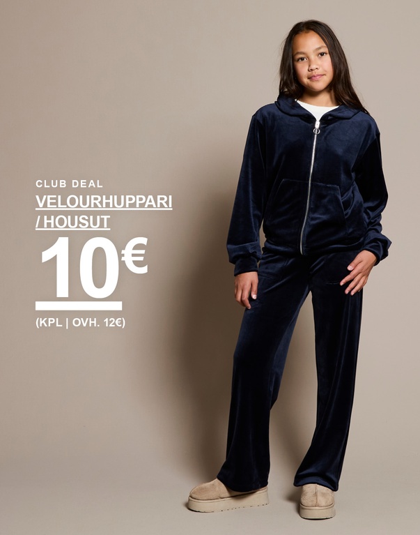Tyttö tummansinisessä velour-asussa. CLUB DEAL – VELOUR-HUPPARI/HOUSUT 10 € /kpl (Norm. hinta 12 €)