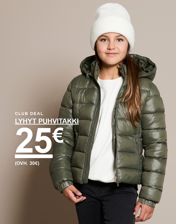 Tyttö vihreässä lyhyessä toppatakissa ja valkoisessa pipossa. CLUB DEAL – LYHYT TOPPATAKKI 25 € (Norm. hinta 30 €)