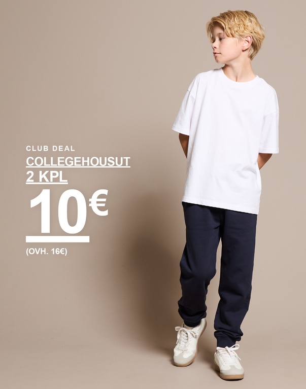 Poika tummansinisissä collegehousuissa. CLUB DEAL – COLLEGEHOUSUT 2 KPL 10 € (Norm. hinta 16 €)