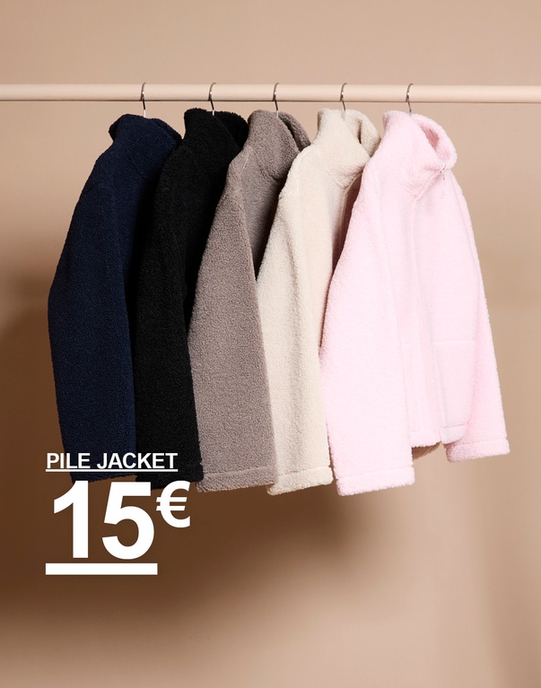 Useita pile-takkeja eri väreissä ripustettuna vaaterekkiin. Kampanjateksti: “PILE-TAKKI 15 €”.