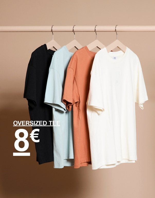 Useita oversized-t-paitoja eri väreissä ripustettuna vaaterekkiin. Kampanjateksti: “OVERSIZE-T-PAITA 8 €”.