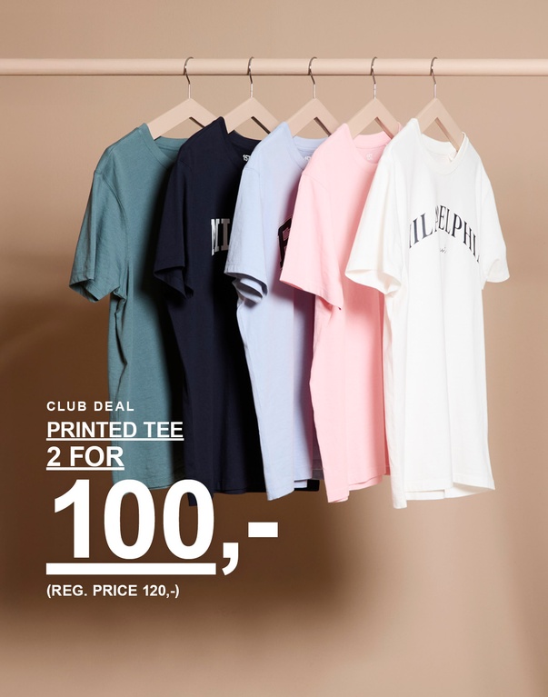 Flere t-skjorter med trykk i ulike farger på kleshengere mot lys bakgrunn. Kampanjetekst: ”CLUB DEAL PRINTED TEE 2 FOR 100,- (REG. PRICE 120,-)”.
