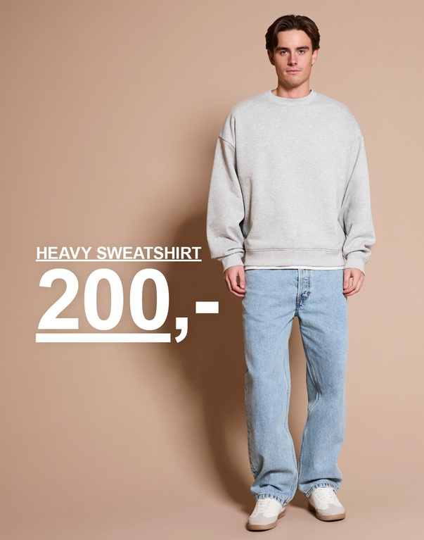 Mann i lys grå sweatshirt og jeans mot lys bakgrunn. Kampanjetekst: ”HEAVY SWEATSHIRT 200,-”.