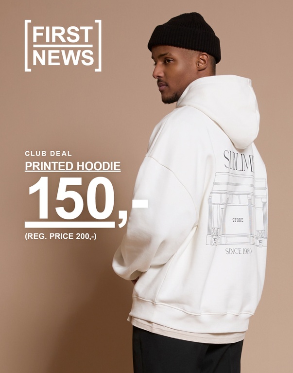 Mann i hvit hoodie med trykk på ryggen og svart lue mot lys bakgrunn. Kampanjetekst: ”CLUB DEAL PRINTED HOODIE 150,- (REG. PRICE 200,-)”.