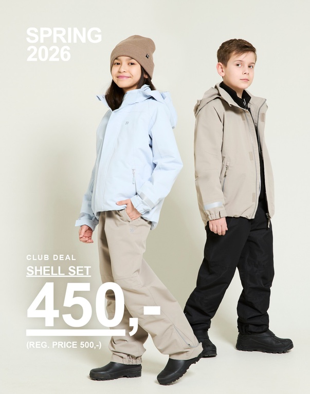 To barn i skalljakke og skallbukse i lyseblå og beige mot lys bakgrunn. SPRING 2026 CLUB DEAL SHELL SET 450,- (REG. PRICE 500,-)