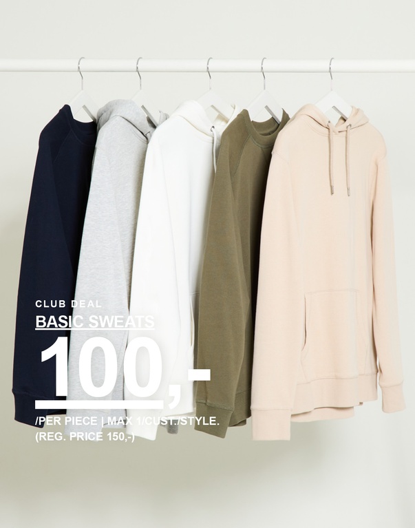 Flere hoodies i marineblått, grått, hvitt, olivengrønt og beige på kleshengere mot lys bakgrunn. Club deal basic sweats 100,- /per piece | max 1/cust./style. (reg. price 150,-)