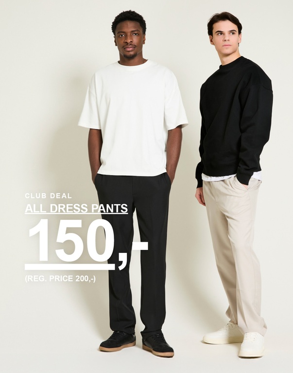 To menn i dress pants – svarte og beige bukser stylet med t-skjorte og sweatshirt mot lys bakgrunn. Club deal all dress pants 150,- (reg. price 200,-)