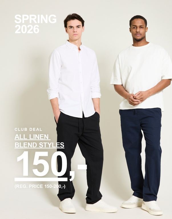 To menn i linblandede sett – hvit skjorte med mørke bukser samt beige t-skjorte med mørkeblå bukser mot lys bakgrunn. Club deal. All linen blend styles 150,- (Reg. price 150-200,-)