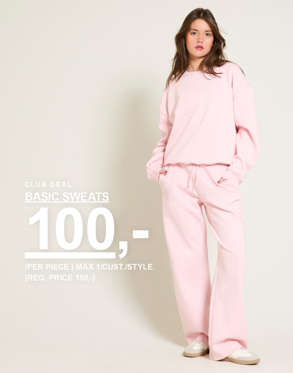 Jente i lyserosa sweatshirt og matchende joggebukse. Kampanjetekst: 'CLUB DEAL, BASIC SWEATS, 100,-/PER PIECE I MAKS 1/KUNDE/STIL. (FAST PRIS 150,-)'.