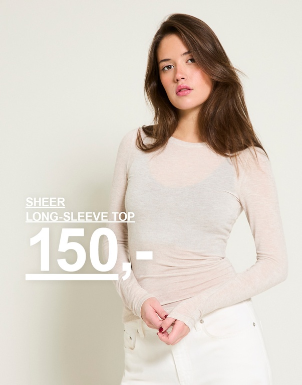 Jente i lysegul T-skjorte. Kampanjetekst: 'BASIC TEE, 30,-'.