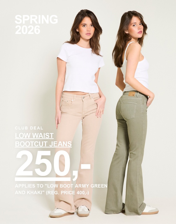 To kvinner i hvite topper og bootcut-jeans i beige og grønt. Kampanjetekst: «LOW WAIST BOOTCUT JEANS, 250,-»