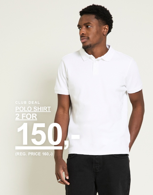 Mann i hvit piqué og svarte jeans mot lys bakgrunn. Club deal. Polo shirt 2 for 150,- (Reg. price 160,-)