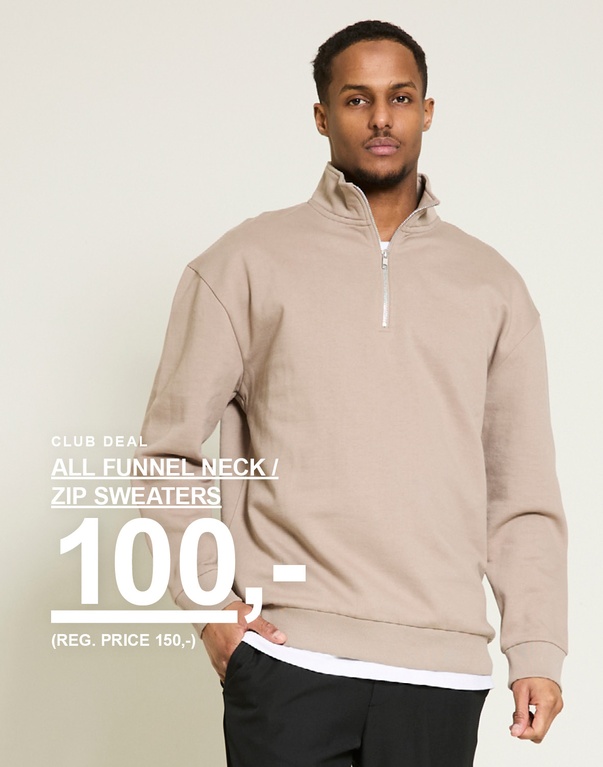 Mann i beige funnel neck sweatshirt med zip og mørke bukser mot lys bakgrunn. Club deal. All funnel neck / zip sweaters 100,- (Reg. price 150,-)