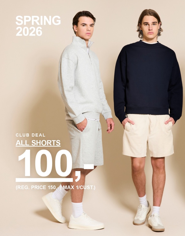 To menn i shorts – en i grå sweatshirt og grå shorts, en i mørk sweatshirt og lyse shorts mot beige bakgrunn. SPRING 2026. CLUB DEAL. ALL SHORTS 100,- (REG. PRICE 150,- | MAX 1/CUST.)