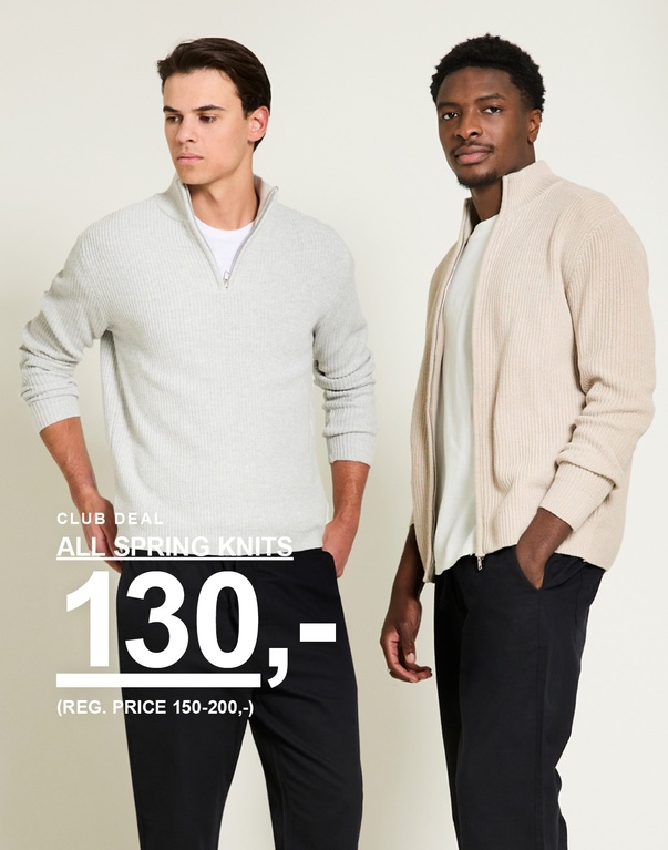 To menn i lyse strikkede gensere – en i half zip og en i zip cardigan med mørke bukser mot lys bakgrunn. Club deal. All spring knits 130,- (Reg. price 150-200,-)