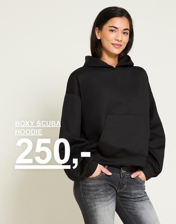 Jente i svart boxy scuba hoodie. Kampanjetekst: "BOXY SCUBA HOODIE, 250,-".