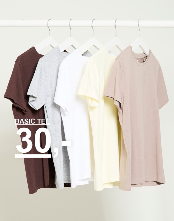 T-skjorter i brun, grå, hvit, lysegul og beige. Kampanjetekst: "BASIC TEE, 30,-".