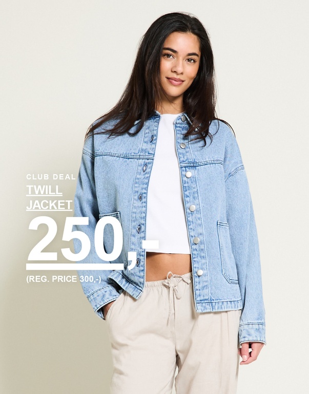 Jente i lyseblå twilljakke. Kampanjetekst: "CLUB DEAL, TWILL JACKET, 250,- (NORMALPRIS 300,-)".