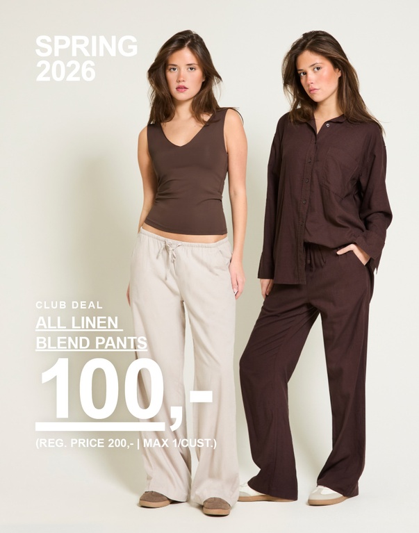 Tre jenter i linbukser, en svart, en beige og en brun. Kampanjetekst: "CLUB DEAL, ALL LINEN BLEND PANTS, 100,- (NORMALPRIS 200,- | MAKS 1/KUNDE)".