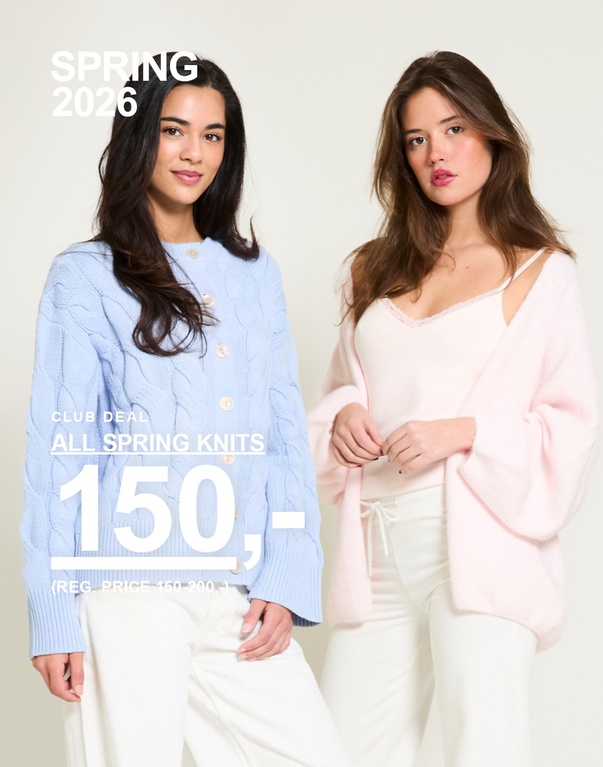 Tre jenter i strikkede gensere, en blå, en gul og en grønn. Kampanjetekst: "CLUB DEAL, ALL SPRING KNITS, 150,- (NORMALPRIS 150–200,-)".