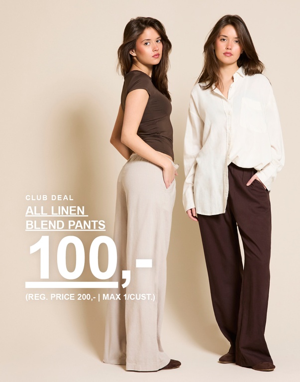 To jenter i linblandede bukser, en i beige og en i mørkebrun. Kampanjtekst: 'CLUB DEAL, ALL LINEN BLEND PANTS, 100,- (FAST PRIS 200,- | MAKS 1/KUNDE)'