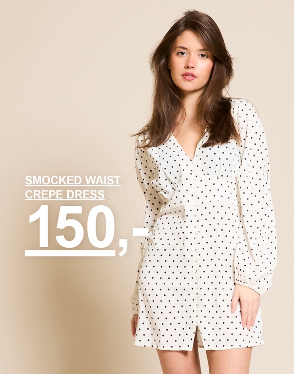 Kvinne i hvit kjole med svarte prikker og smock i midjen. Kampanjetekst: "SMOCKED WAIST CREPE DRESS, 150,-".