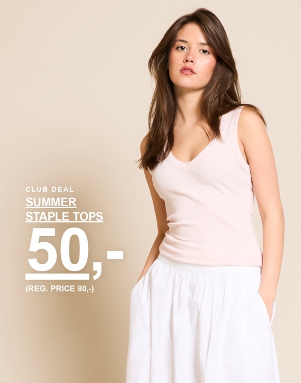 En jente i en rosa topp og hvit skjørt. Kampanjtekst: "CLUB DEAL, SUMMER STAPLE TOPS 50,- (FAST PRIS 80,-)".