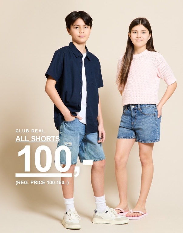 To barn i denimshorts og topper i fargene blå og rosa foran en lys bakgrunn. CLUB DEAL ALL SHORTS 100,- (REG. PRICE 100-150,-)