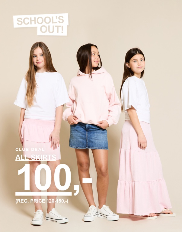 Tre barn i skjørt i fargene lyserosa og denim foran en lys bakgrunn. SCHOOL'S OUT! CLUB DEAL ALL SKIRTS 100,- (REG. PRICE 120-150,-)