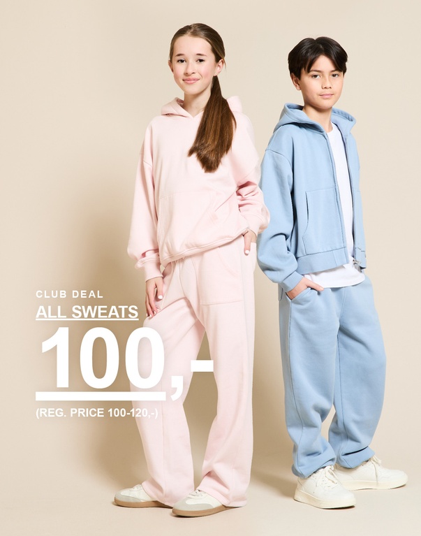 Tre barn i hoodies og joggesett i fargene rosa, blå og gul foran en lys bakgrunn. SCHOOL'S OUT! CLUB DEAL ALL SWEATS 100,- (REG. PRICE 100-120,-)