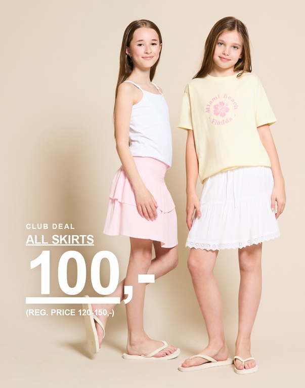 To barn i skjørt og topper i fargene rosa, gul og hvit foran en lys bakgrunn. CLUB DEAL ALL SKIRTS 100,- (REG. PRICE 120-150,-)