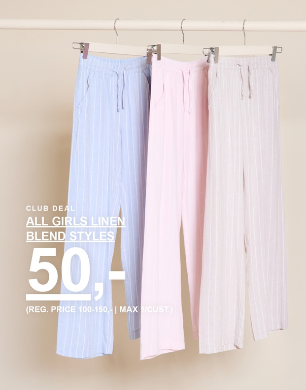 Tre stripete bukser i linblanding i fargene blå, rosa og hvit på hengere foran en lys bakgrunn. CLUB DEAL ALL GIRLS LINEN BLEND STYLES 50,- (REG. PRICE 100-150,- | MAX 1/CUST.)