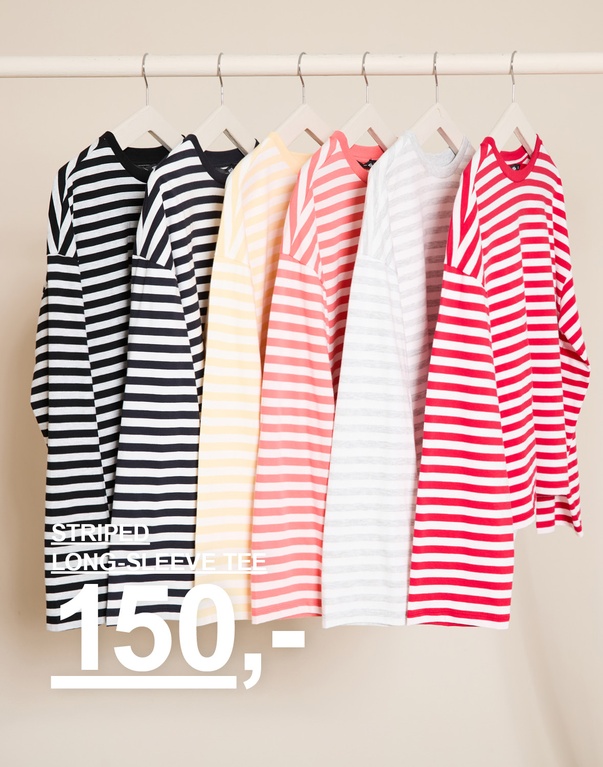 Stripete langermede topper i svart/hvitt, mørkeblått, beige, rosa, hvitt og ceriserosa på kleshengere. Kampanjetekst: "STRIPED LONG SLEEVE TEE, 150,-".