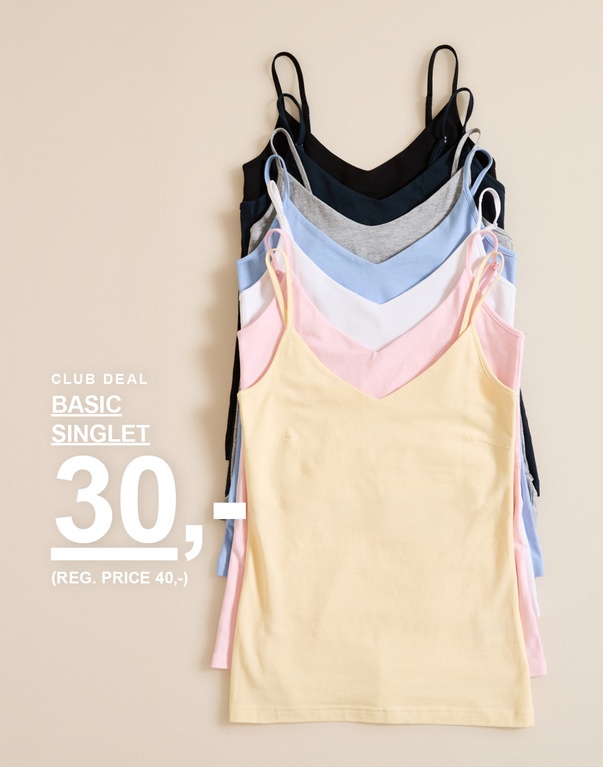 Basic singlets i svart, mørkeblå, gråmelert, lyseblå, hvit, lyserosa og lysegul på henger. Kampanjetekst: "CLUB DEAL, BASIC SINGLET, 30,- (FAST PRIS 40,-)".