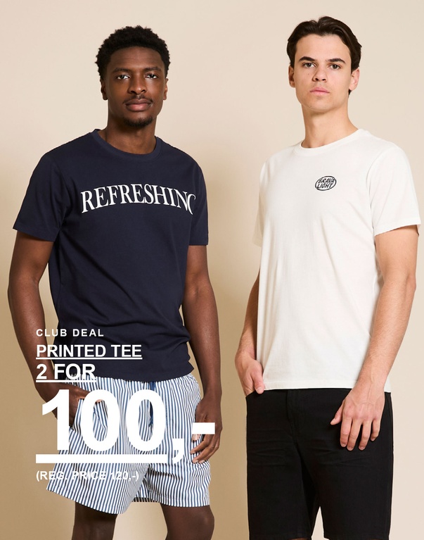 To menn i t-skjorter og shorts – mørkeblå og hvit t-skjorte med stripete og svarte shorts foran beige bakgrunn. CLUB DEAL. PRINTED TEE 2 FOR 100,- (REG. PRICE 120,-)