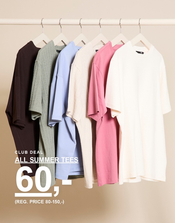 Sommerplagg på kleshengere – mørkebrun, grønn, lyseblå, beige, rosa og hvit t-skjorte foran beige bakgrunn. CLUB DEAL. ALL SUMMER TEES 60,- (REG. PRICE 80-150,-)