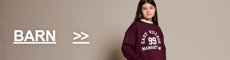 Barn i burgunder sweatshirt med trykk og blå jeans. Kategoriknapp med teksten "BARN >>".