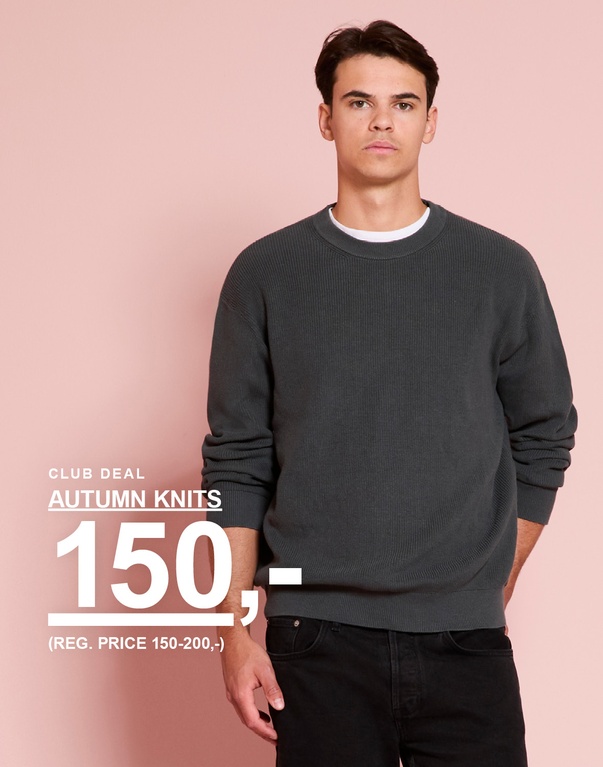 Gutt i mørkegrå strikkegenser og svarte jeans. Kampanjetekst: "CLUB DEAL – AUTUMN KNITS 150,- (FAST PRIS 150–200,-)"