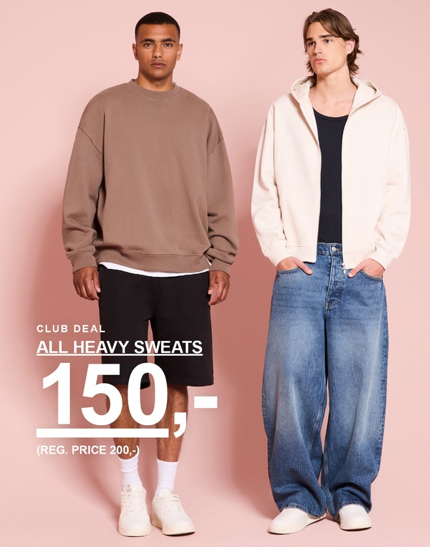 To gutter i beige heavy sweatshirt og offwhite heavy hoodie, stylet med jeans og svarte bukser. Kampanjetekst: "CLUB DEAL – ALL HEAVY SWEATS 150,- (FAST PRIS 200,-)"