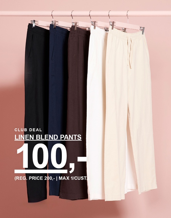 Fem linblandingsbukser på kleshengere i svart, mørkeblått, mørkebrunt, hvitt og naturhvitt. Kampanjetekst: "CLUB DEAL – LINEN BLEND PANTS 100,- (FAST PRIS 200,- | MAKS 1/KUNDE)"