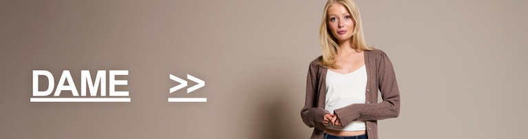 Jente i brun långkofta, hvit linne och mörka jeans. Kategoriknapp med teksten "DAME >>".