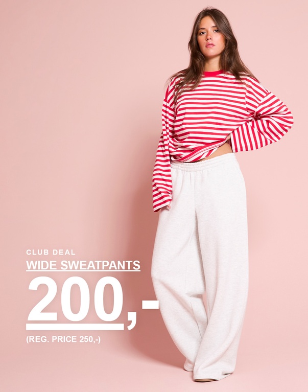 Jente i rød- og hvitstripet langermet genser og lysegrå sweatpants. Kampanjetekst: "CLUB DEAL – WIDE SWEATPANTS 200,- (FAST PRIS 250,-)"