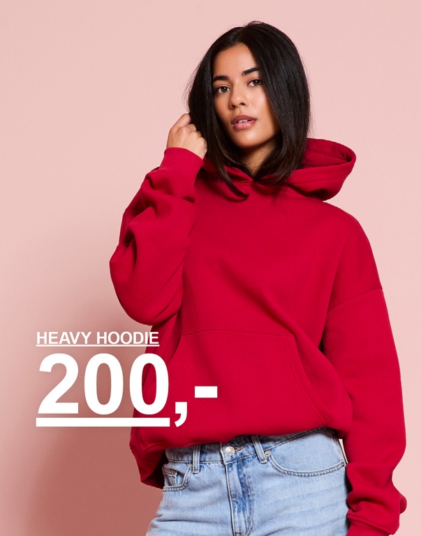 Jente i rød hoodie og lyseblå jeans. Kampanjetekst: "HEAVY HOODIE 200,-"
