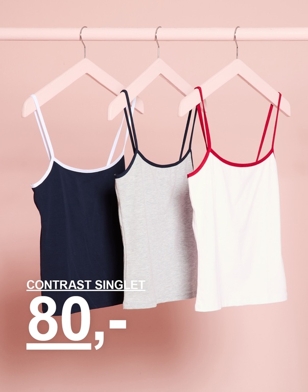 Tre contrast singlets i mørkeblå, gråmelert og hvit med røde detaljer. Kampanjetekst: "CONTRAST SINGLET 80,-"