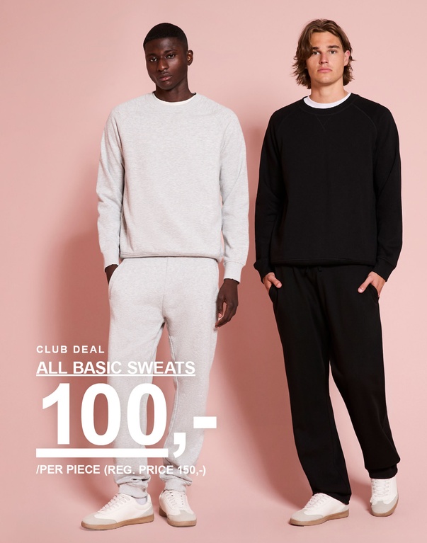 To gutter i grå og svarte sweatlooks. Kampanjetekst: "CLUB DEAL ALL BASIC SWEATS 100,- /PER PIECE (REG. PRICE 150,-)"