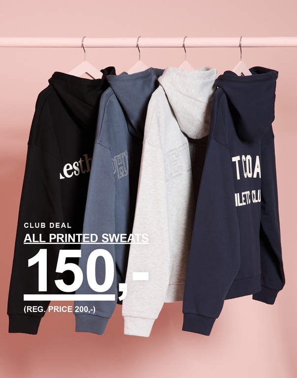 Fire hettegensere med print i svart, blått, grått og mørkeblått. Kampanjetekst: "CLUB DEAL ALL PRINTED SWEATS 150,- (REG. PRICE 200,-)"