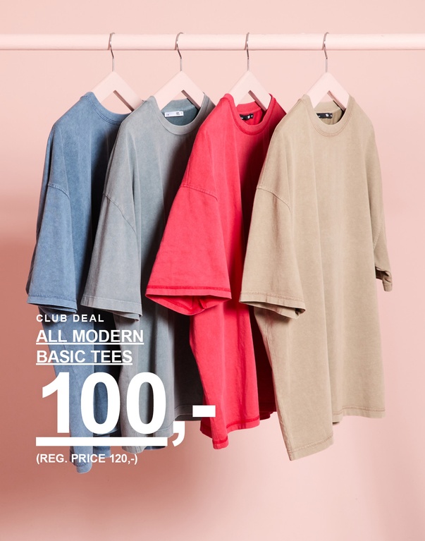 Fire t-skjorter i blått, grått, rødt og beige. Kampanjetekst: "CLUB DEAL ALL MODERN BASIC TEES 100,- (REG. PRICE 120,-)"