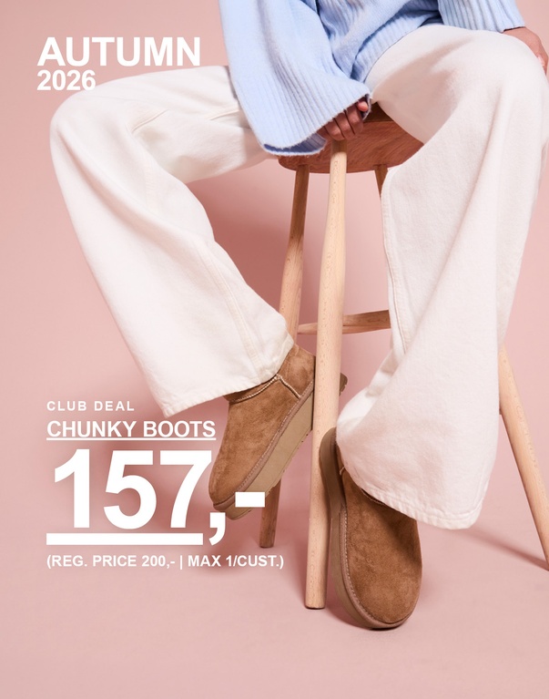 En modell sitter på en trekrakk iført hvite bukser og brune chunky boots. Club Deal: Chunky boots 157 kr. Ordinær pris: 200 kr. Maks 1 par per kunde.