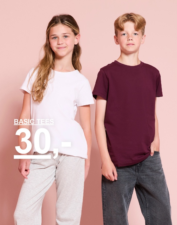 En jente og en gutt har på seg basic T-skjorter i hvitt og burgunder. BASIC TEES 30:-.