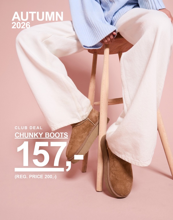 En modell sitter på en trekrakk iført hvite bukser og brune chunky boots. Club Deal: Chunky boots 157 kr. Ordinær pris: 200 kr. Maks 1 par per kunde.